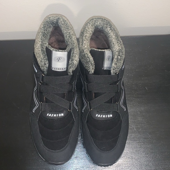 Faux Leather Fur Lined Unisex Snow Boots. Size 12 Men display picture 3